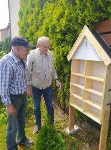 seniorzy Dziennego Domu Pomocy przygotowują domek dla owadów