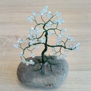 Drzewko Szczęścia wykonane z wykorzystaniem białych koralików