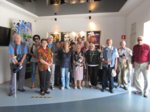 Seniorzy Dziennego Domu Pomocy dla Osób Starszych w Jaśle w holu jasielskiego kina