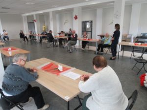 Seniorzy świętują Święto Konstytucji 3 Maja na sali Dziennego Domu Pomocy dla Osób Starszych w Jaśle