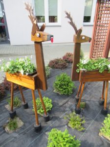 drewniane doniczki ogrodowe-jelonki wykonane przez seniorów Dziennego Domu Pomocy dla Osób Starszych w Jaśle