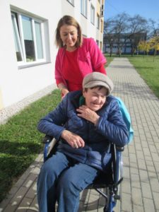 opiekun wspólnie z seniorką Dziennego Domu Pomocy w Jaśle spędzają czas na świeżym powietrzu