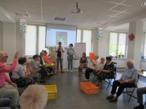 opiekunowie prowadzą quiz w którym uczestniczą seniiorzy Dziennego Domu Pomocy dla Osób Starszych w Jaśle