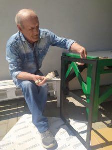 senior Dziennego Domu Pomocy w Jaśle maluje ramkę