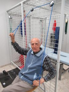 senior Dziennego Domu Pomocy w Jaśle wykonuje ćwiczenia samowspomagane kończyn górnych