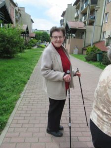 seniorka Dziennego Domu Pomocy w Jaśle spaceruje z kijkami do nordic-walking