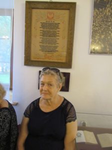 seniorka Dziennego Domu Pomocy znajduje się na sali ekspozycyjnej w Muzeum Marii Konopnickiej