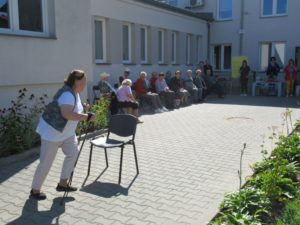seniorka Dziennego Domu bierze udział w konkurencji z wykorzystaniem kijków do nordic - walking