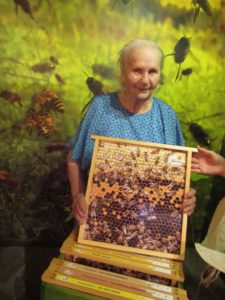 seniorka prezentuje eksponat pszczeli w Sądeckim Bartniku