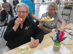 seniorki Dziennego Domu Pomocy dla Osób Starszych w Jaśle częstują się owocami