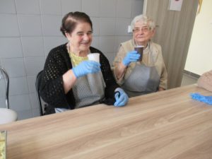 seniorki Dziennego Domu Pomocy w Jaśle piją sok marchwiowo-jabłkowy przygotowany przez uczestników na zajęciach kulinarnych