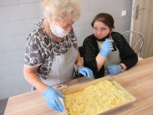 seniorki Dziennego Domu Pomocy w Jaśle przygotowują szarlotkę na zajęciach kulinarnych