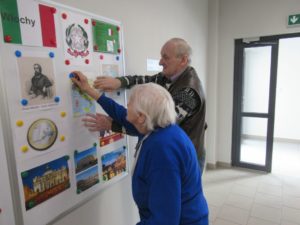seniorki umieszczają na tablicy Dziennego Domu Pomocy dla Osób Starszych w Jaśle informacje dotyczące Włoch