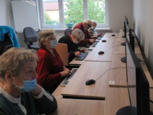 seniorzy Dziennego Domu Pomocy dla Osób Starszych w Jaśle uczestniczą w warsztatach komputerowych