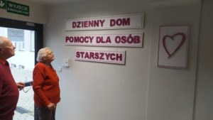 seniorzy Dziennego Domu Pomocy oglądają napis reprezentacyjny wykonany przez seniorów Dziennego Domu Pomocy w Jaśle