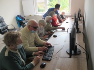 seniorzy Dziennego Domu Pomocy poznają zasady obsługi komputera na warsztatach komputerowych