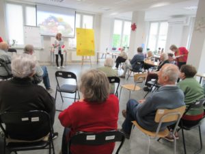 seniorzy Dziennego Domu Pomocy słuchają prelekcji na temat zdrowego stylu życia