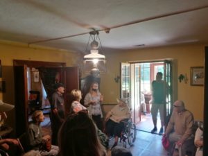 seniorzy Dziennego Domu Pomocy słuchają przewodnika w Muzeum w Żarnowcu