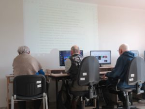 seniorzy Dziennego Domu Pomocy w Jaśle poznają zasady obsługi komputera na warsztatach komputerowych