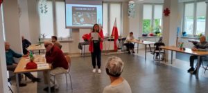 seniorzy Dziennego Domu Pomocy w Jaśle słuchają prelekcji w związku z rocznicą wybuchu II wojny światowej