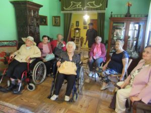 seniorzy Dziennego Domu znajdują się w Muzeum Marii Konopnickiej