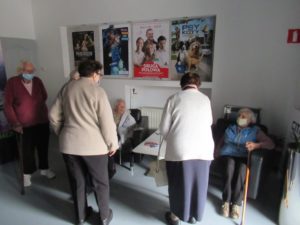 seniorzy Dziennego Domu znajdują sie w holu jasielskiego kina