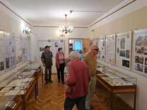seniorzy Dziennego Domu zwiedzają wystawę w Muzeum w Żarnowcu