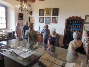 seniorzy oglądaja espozycję muzealną w Muzeum w Bieczu