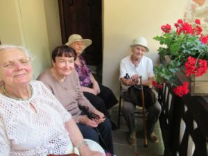 seniorzy siedzą na balkonie Muzeum w Bieczu
