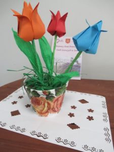 tulipany wykonane na zajęciach arteterapii przez uczestników Dziennego Domu Pomocy dla Osób Starszych w Jaśle