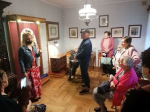 uczestnicy Dziennego Domu Pomocy słuchają przewodnika w Muzeum Marii Konopnickiej