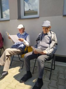 uczestnicy Dziennego Domu Pomocy w Jaśle śpiewają piosenki, korzystając ze śpiewników