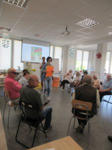 uczestnicy Dziennego Domu Pomocy znajdują się na sali w Dziennym Domu Pomocy dla Osób Starszych w Jaśle