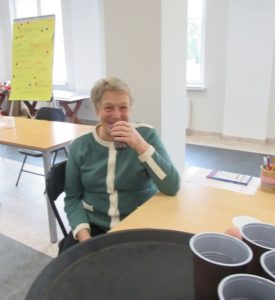 uczestniczka Dziennego Domu Pomocy dla Osób Starszych w Jaśle pije sok z kiszonych buraków czerwonych