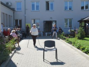 uczestniczka Dziennego Domu bierze udział w konkurencji z wykorzystaniem kijków do nordic - walking