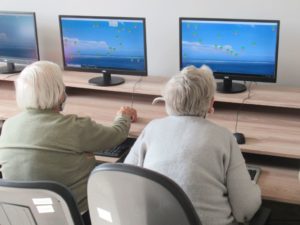 uczestniczki Dziennego Domu Pomocy w Jaśle wykonują zadanie na warsztatach komputerowych