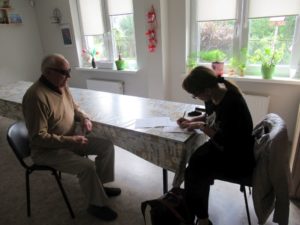 uczestnik Dziennego Domu Pomocy dla Osób Starszych w Jaśle korzysta z porad prawnych
