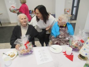 kierownik Dziennego Domu Pomocy składa życzenia świąteczne seniorkom