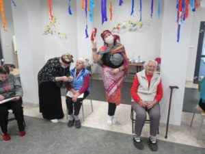 opiekunki Dziennego Domu Pomocy świętują wspólnie z seniorami Andrzejki