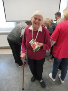 seniorka Dziennego Domu Pomocy prezentuje herbatkę owocową otrzymaną w ramach inicjatywy Herbatka dla Seniora