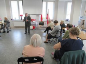 seniorzy Dziennego Domu Pomocy dla Osób Starszych w Jaśle słuchają opowieści Pana Mariana