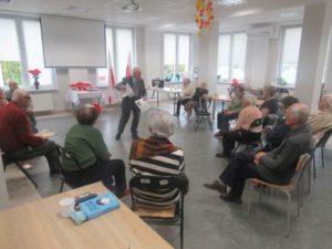 seniorzy Dziennego Domu Pomocy w Jaśle słuchają Pana Mariana opowiadającego historię swojego życia