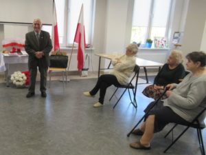 seniorzy Dziennego Domu Pomocy w Jaśle słuchają opowieści Pana Mariana