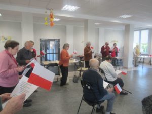 seniorzy Dziennego Domu Pomocy w Jaśle śpiewają hymn państwowy