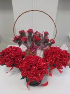 czerwone róże wykonane przez seniorów Dziennego Domu Pomocy w Jaśle na zajęciach terapii zajęciowej