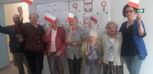 opiekun oraz seniorzy Dziennego Domu Pomocy w Jaśle świętują rocznicę uchwalenia Konstytucji 3 Maja