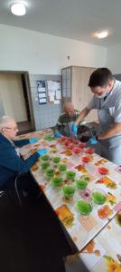 podopieczni wspólnie z opiekunem przygotowują galaretkę na Dzień Kobiet w Dziennym Domu Pomocy w Jaśle