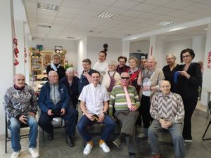 pracownicy i uczestnicy Dziennego Domu Pomocy dla Osób Starszych w Jaśle świętują Dzień Mężczyzny