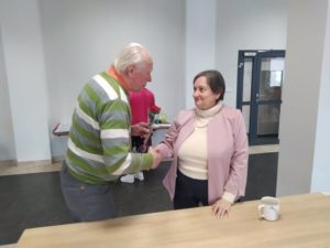 senior Dziennego Domu Pomocy dla Osób Starszych w Jaśle składa życzenia seniorce w Dniu Kobiet