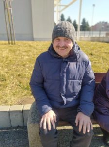 senior Dziennego Domu Pomocy w Jaśle odpoczywa na ławeczce w trakcie spaceru